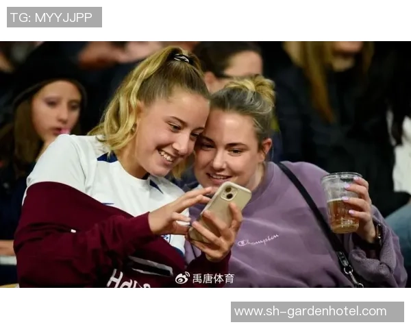 社交媒体中球员们的幽默互动与温暖瞬间展现了体育的另一面